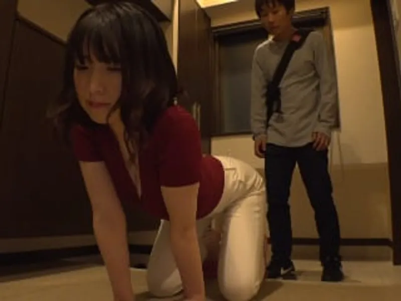 Anh xã lo làm việc, Người vợ ở nhà lén lút với cậu thanh niên phòng bên